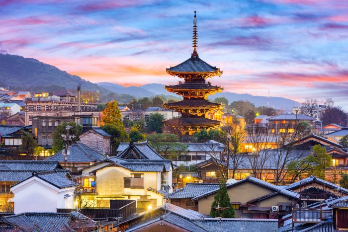Kyoto honeymoon shutterstock pavone pagoda sean yasaka sunset Honeymoon in Japan: Kyoto and Tokyo